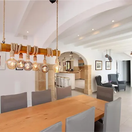 Сasa de vacaciones Beeindruckende Grosse In Der Naehe Von Cala San Vicente By Interhome